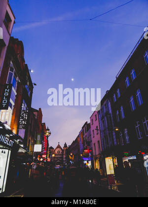 DUBLIN, Irland - 27. Januar, 2018: Anne Lane im Stadtzentrum von Dublin in der Dämmerung mit Kneipen, Geschäfte und Restaurants. Stockfoto