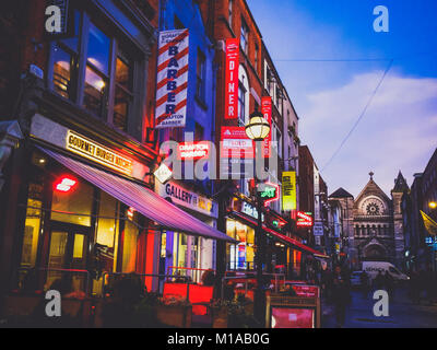 DUBLIN, Irland - 27. Januar, 2018: Anne Lane im Stadtzentrum von Dublin in der Dämmerung mit Kneipen, Geschäfte und Restaurants. Stockfoto