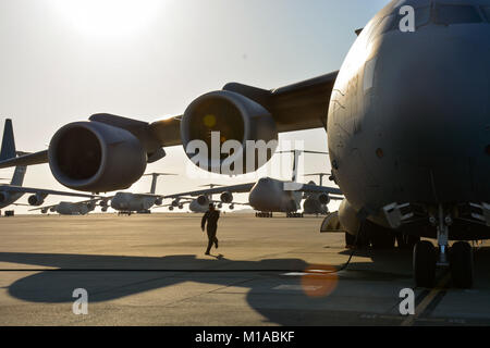 Die 301. Airlift Squadron bereitgestellten Luftbrücke in einem C-17 Globemaster III Juni 6, 2015 für mehr als 70 Kalifornien Armee Gardisten, vier Humvees und ein LKW von Mather Air Force Base, Calif zu Fort Hunter Liggett, Calif. Als Teil eines Erdbebens Übung während der Air Force Specialty Code Schulung. (U.S. Air Force Foto/Senior Airman Madelyn Braun) Stockfoto