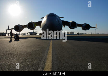 Tech. Sgt. Tait Panoke, 945Th Aircraft Maintenance Squadron Crew Chief, vervollständigt vor für die C-17 Globemaster III fliegen Mather Air Force Base, Calif. und Ft. Hunter Liggett, Calif. am 6. Juni 2015. Die 301. Airlift Squadron bereitgestellten Luftbrücke im C-17 für mehr als 70 Kalifornien Armee Gardisten, vier Humvees und ein LKW während der Air Force Specialty Code Schulung Erdbeben übung Drehbuch. (U.S. Air Force Foto/Senior Airman Madelyn Braun) Stockfoto