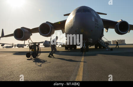 Tech. Sgt. Tait Panoke, 945Th Aircraft Maintenance Squadron Crew Chief, vervollständigt vor für die C-17 Globemaster III fliegen Mather Air Force Base, Calif. und Ft. Hunter Liggett, Calif. am 6. Juni 2015. Die 301. Airlift Squadron bereitgestellten Luftbrücke im C-17 für mehr als 70 Kalifornien Armee Gardisten, vier Humvees und ein LKW während der Air Force Specialty Code Schulung Erdbeben übung Drehbuch. (U.S. Air Force Foto/Senior Airman Madelyn Braun) Stockfoto