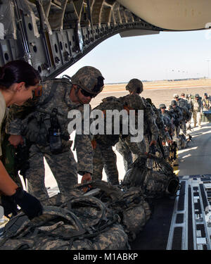 Die 301. Airlift Squadron bereitgestellten Luftbrücke in einem C-17 Globemaster III Juni 6, 2015 für mehr als 70 Kalifornien Armee Gardisten, vier Humvees und ein LKW von Mather Air Force Base, Calif zu Fort Hunter Liggett, Calif. Als Teil eines Erdbebens Übung während der Air Force Specialty Code Schulung. Die allgemeine Übung eine nahtlos integrierte Ausbildung Erfahrung für Luftwaffe Reservisten, aktive Aufgabe und Army National Guard service Mitglieder. (U.S. Air Force Foto/Senior Airman Madelyn Braun) Stockfoto