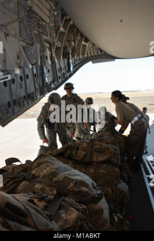 Die 301. Airlift Squadron bereitgestellten Luftbrücke in einem C-17 Globemaster III Juni 6, 2015 für mehr als 70 Kalifornien Armee Gardisten, vier Humvees und ein LKW von Mather Air Force Base, Calif zu Fort Hunter Liggett, Calif. Als Teil eines Erdbebens Übung während der Air Force Specialty Code Schulung. Die allgemeine Übung eine nahtlos integrierte Ausbildung Erfahrung für Luftwaffe Reservisten, aktive Aufgabe und Army National Guard service Mitglieder. (U.S. Air Force Foto/Senior Airman Madelyn Braun) Stockfoto