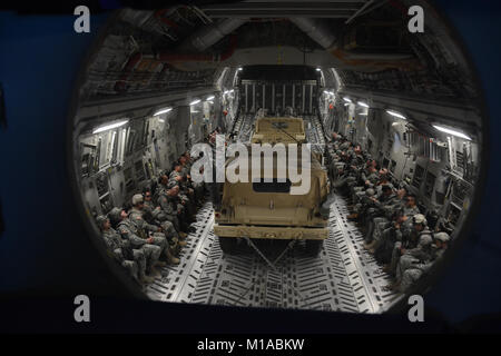 Die 301. Airlift Squadron bereitgestellten Luftbrücke in einem C-17 Globemaster III Juni 6, 2015 für mehr als 70 Kalifornien Armee Gardisten, vier Humvees und ein LKW von Mather Air Force Base, Calif zu Fort Hunter Liggett, Calif. Als Teil eines Erdbebens Übung während der Air Force Specialty Code Schulung. Die allgemeine Übung eine nahtlos integrierte Ausbildung Erfahrung für Luftwaffe Reservisten, aktive Aufgabe und Army National Guard service Mitglieder. (U.S. Air Force Foto/Senior Airman Madelyn Braun) Stockfoto