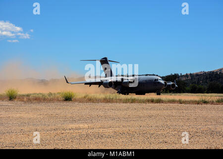 Die 301. Airlift Squadron bereitgestellten Luftbrücke in einem C-17 Globemaster III Juni 6, 2015 für mehr als 70 Kalifornien Armee Gardisten, vier Humvees und ein LKW von Mather Air Force Base, Calif zu Fort Hunter Liggett, Calif. Als Teil eines Erdbebens Übung während der Air Force Specialty Code Schulung. Die allgemeine Übung eine nahtlos integrierte Ausbildung Erfahrung für Luftwaffe Reservisten, aktive Aufgabe und Army National Guard service Mitglieder. (U.S. Air Force Foto/Senior Airman Madelyn Braun) Stockfoto