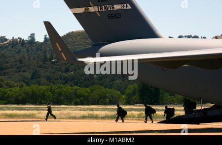 Die 301. Airlift Squadron bereitgestellten Luftbrücke in einem C-17 Globemaster III Juni 6, 2015 für mehr als 70 Kalifornien Armee Gardisten, vier Humvees und ein LKW von Mather Air Force Base, Calif zu Fort Hunter Liggett, Calif. Als Teil eines Erdbebens Übung während der Air Force Specialty Code Schulung. Die allgemeine Übung eine nahtlos integrierte Ausbildung Erfahrung für Luftwaffe Reservisten, aktive Aufgabe und Army National Guard service Mitglieder. (U.S. Air Force Foto/Senior Airman Madelyn Braun) Stockfoto