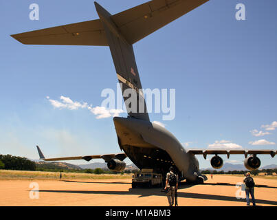 Die 301. Airlift Squadron bereitgestellten Luftbrücke in einem C-17 Globemaster III Juni 6, 2015 für mehr als 70 Kalifornien Armee Gardisten, vier Humvees und ein LKW von Mather Air Force Base, Calif zu Fort Hunter Liggett, Calif. Als Teil eines Erdbebens Übung während der Air Force Specialty Code Schulung. Die allgemeine Übung eine nahtlos integrierte Ausbildung Erfahrung für Luftwaffe Reservisten, aktive Aufgabe und Army National Guard service Mitglieder. (U.S. Air Force Foto/Senior Airman Madelyn Braun) Stockfoto