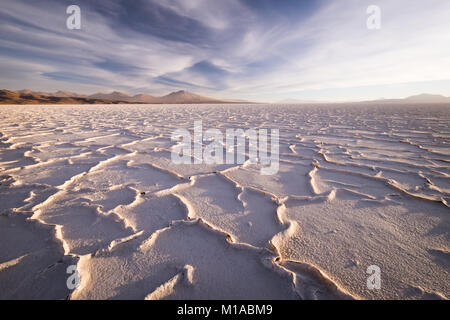 Dämmerung auf dem Salar de Uyuni in Bolivien. Formen innerhalb des Salzsee sind klar gegen die Hügel in der Ferne zu sehen. Stockfoto