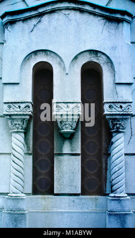 Seitenfenster eines Grabes in einem alten Friedhof Stockfoto