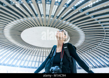 Eine Fotografin bewundern Sie einen riesigen kreisförmigen Saal Decke Stockfoto