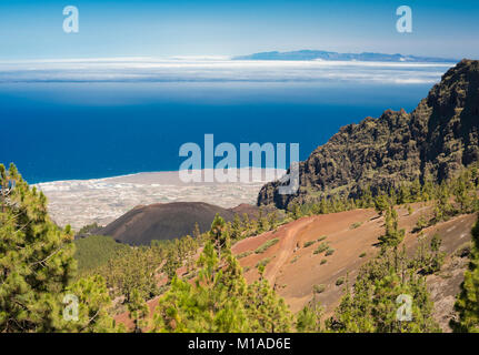 Blick über Guimar Tal und die Junge 1705 Arafo Schlacken Kegel von Caldera de Pedro Gil, Teneriffa, Gran Canaria in der Ferne Stockfoto