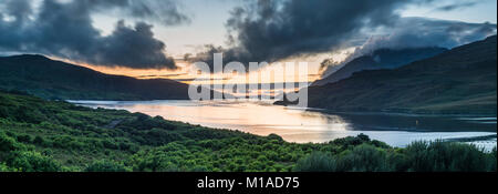 Blick nach Westen in der Dämmerung entlang der Fjord der Killary Harbour auf einer noch Sommer Abend nach Sonnenuntergang von Leenane, Connemara, County Galway, Irland Stockfoto