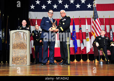 Neu Offiziere der Army National Guard und der Staat militärische Reserve minted in Zeremonien studierte an Lager San Luis Obispo vor Generalmajor Lawrence A. Haskins, Kommandant der Kalifornien Army National Guard, 15. August 2015. (Air National Guard Foto: Staff Sgt. Gregory Solman) Stockfoto