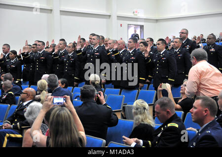 Neu Offiziere der Army National Guard und der Staat militärische Reserve minted in Zeremonien studierte an Lager San Luis Obispo vor Generalmajor Lawrence A. Haskins, Kommandant der Kalifornien Army National Guard, 15. August 2015. (Air National Guard Foto: Staff Sgt. Gregory Solman) Stockfoto