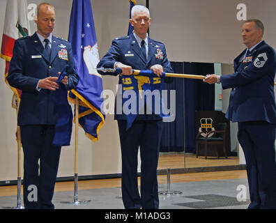 Generalmajor Jon Kelk, Kommandant des California Air National Guard und Oberst Ricky Hern, Kommandant der neuen Flügel, versammelt mit führenden Persönlichkeiten und Fliegern aus der Einheit an der Beale Air Force Base, Nov. 7, 2015, Fall der Flagge der 162 Combat Communications Group und Entfalten der 195th Wing guidon. Die 195Th Wing ist in Kalifornien Nationalgarde fünfte Flügel. Stockfoto