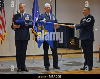 Generalmajor Jon Kelk, Kommandant des California Air National Guard und Oberst Ricky Hern, Kommandant der neuen Flügel, versammelt mit führenden Persönlichkeiten und Fliegern aus der Einheit an der Beale Air Force Base, Nov. 7, 2015, Fall der Flagge der 162 Combat Communications Group und Entfalten der 195th Wing guidon. Die 195Th Wing ist in Kalifornien Nationalgarde fünfte Flügel. Stockfoto