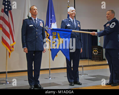 Generalmajor Jon Kelk, Kommandant des California Air National Guard und Oberst Ricky Hern, Kommandant der neuen Flügel, versammelt mit führenden Persönlichkeiten und Fliegern aus der Einheit an der Beale Air Force Base, Nov. 7, 2015, Fall der Flagge der 162 Combat Communications Group und Entfalten der 195th Wing guidon. Die 195Th Wing ist in Kalifornien Nationalgarde fünfte Flügel. Stockfoto