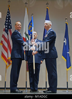 Generalmajor Jon Kelk, Kommandant des California Air National Guard und Oberst Ricky Hern, Kommandant der neuen Flügel, versammelt mit führenden Persönlichkeiten und Fliegern aus der Einheit an der Beale Air Force Base, Nov. 7, 2015, Fall der Flagge der 162 Combat Communications Group und Entfalten der 195th Wing guidon. Die 195Th Wing ist in Kalifornien Nationalgarde fünfte Flügel. Stockfoto