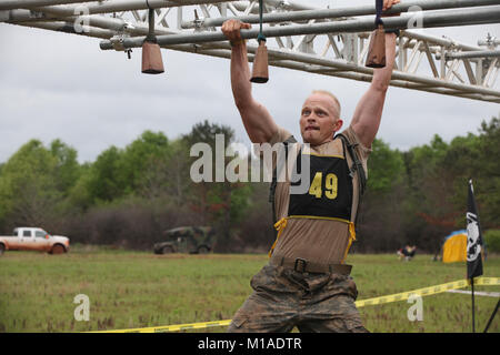 U.S. Army Ranger Sgt. 1. Klasse Jonathan Knea, die Nationalgarde zugewiesen ist, verfährt die Monkey Bars an der spartanischen Rennen während der besten Ranger Wettbewerb auf Fort Mitchell, Ala, 16. April 2016. Die 33. jährliche besten Ranger Wettbewerb 2016 ist eine dreitägige Veranstaltung, bestehend aus Herausforderungen Wettbewerber des körperlichen, geistigen und technischen Fähigkeiten zu Ehren von Generalleutnant David E. Grange Jr. (U.S. Armee Foto von Pfc. William Ploeg/Freigegeben) Stockfoto