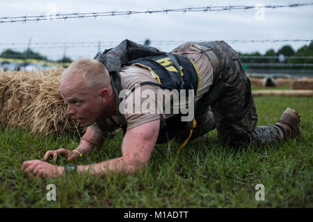 U.S. Army Ranger, Sgt. First Class Jonathan Knea, aus dem kalifornischen Nationalgarde, kriecht unter Stacheldraht während einer spartanischen Rennen als Teil der besten Ranger Wettbewerb 2016 auf Fort Mitchell, Ala, 16. April 2016. Die 33. jährliche besten Ranger Wettbewerb 2016 ist eine dreitägige Veranstaltung, bestehend aus Herausforderungen Wettbewerber des körperlichen, geistigen und technischen Fähigkeiten zu Ehren von Generalleutnant David E. Grange Jr. (U.S. Armee Foto von Sgt. Brady Pritchett/Freigegeben) Stockfoto