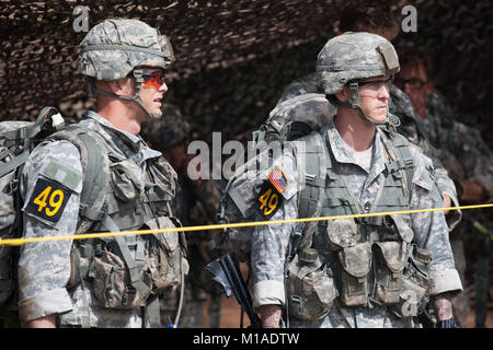 Us-Armee Sgt. 1. Klasse Jonathan Knea und Staff Sgt. Lukas Katz, der Nationalgarde zugewiesen, warten, bis das nächste Ereignis an der Granate Herausforderung auf Todd Field, Fort Benning, Ga, 16. April 2016 zu verschieben. Die 33. jährliche besten Ranger Wettbewerb 2016 ist eine dreitägige Veranstaltung, bestehend aus Herausforderungen Wettbewerber des körperlichen, geistigen und technischen Fähigkeiten zu Ehren von Generalleutnant David E. Grange, Jr. (U.S. Armee Foto von Sgt. Austin Berner/Freigegeben) Stockfoto