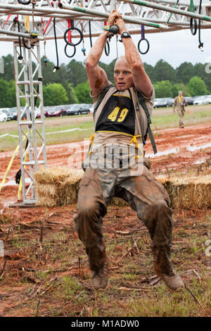 U.S. Army Ranger, Sgt. First Class Jonathan Knea, aus dem kalifornischen Nationalgarde, während eine spartanische Rennen als Teil der besten Ranger Wettbewerb 2016 auf Fort Mitchell, Ala, 16. April 2016. Die 33. jährliche besten Ranger Wettbewerb 2016 ist eine dreitägige Veranstaltung, bestehend aus Herausforderungen Wettbewerber des körperlichen, geistigen und technischen Fähigkeiten zu Ehren von Generalleutnant David E. Grange Jr. (U.S. Armee Foto von Sgt. Brady Pritchett/Freigegeben) Stockfoto