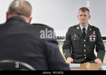 110917-A -406-2944 S-007 SPC. Daniel Bietz, 235Th Sapper Company, 579 Techniker Bataillon, Kalifornien Nationalgarde, beantwortet eine Frage von Command Sergeant Major Harold London der 79th Infantry Brigade Combat Team während einer Erscheinung in der besten Krieger Wettbewerb 2011 im Camp San Luis Obispo, Kalifornien, 17. Sept. 2011 statt. Diese Erscheinung war einzigartig, dass es aus den acht oberen Sergeants Major von Kalifornien mit insgesamt über 200 Jahren militärischer Erfahrung war. (Army National Guard Foto/SPC. Joseph Samudio) Stockfoto