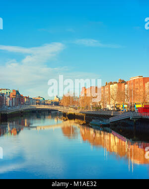 Dublin, Panoramic Image von Half Penny Bridge oder Ha'Penny Bridge, an einem hellen Tag, Platz für Ihren Text Stockfoto