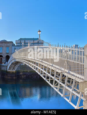 Dublin, Panoramic Image von Half Penny Bridge oder Ha'Penny Bridge, unter blauem Himmel Stockfoto