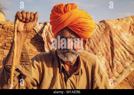 Rajasthani alter Mann portrait Schuß an einem Dorf in der Nähe der Wüste Thar Jaisalmer. Stockfoto