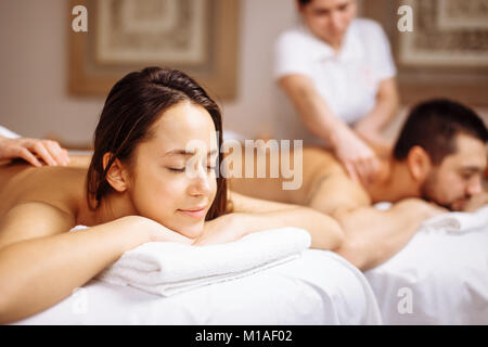 Glückliches Paar, Massage im Spa Stockfoto