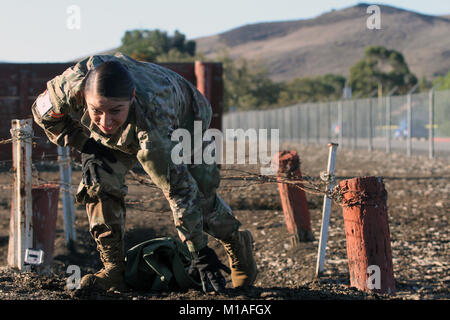 Von der California Army National Guard Sgt. Natalie Aquino der 870th Military Police Company, 49th Military Police Brigade, bereitet nach niedrigen Crawlen durch ein Hindernis bei der California's 2017 besten Krieger Wettbewerb November 1-5, 2016, am Lager San Luis Obispo San Luis Obispo, Kalifornien, zu stehen. (Army National Guard Foto/Staff Sgt. Eddie Siguenza) Stockfoto