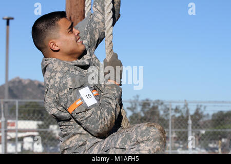 Von der California Army National Guard Sgt. Caleb Achuela, Feuerwehr 578th Engineer Battalion, 79th Infantry Brigade Combat Team, beginnt das Seil klettern Der hindernisparcours Ereignis während in Kalifornien 2017 besten Krieger Wettbewerb November 1-5, 2016, am Lager San Luis Obispo, San Luis Obispo, Kalifornien. (Army National Guard Foto/Staff Sgt. Eddie Siguenza) Stockfoto