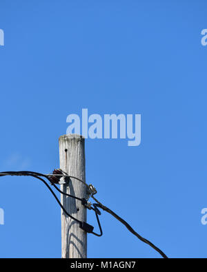 Einzelnes Dienstprogramm Pol mit Kabel gegen ein klarer blauer Himmel mit kopieren. Stockfoto