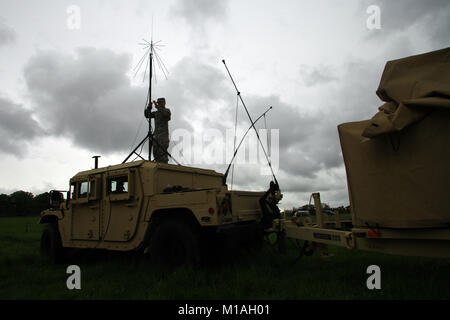 Spc. Kevin Pereyda, ein Signal support systems Specialist und radio Weiterverbreitung Operator aus dem dritten Bataillon, 140 Aviation Regiment, sichert eine Harris Antenne oben auf ein Humvee wie ein Sturm während der jährlichen wilde Land löschübungen zwischen der Kalifornischen Nationalgarde und CALFIRE in Sutter Creek, Kalifornien, April 8, 2017 Ansätze. Die jährlichen Wassereimer und Flugbetrieb Ausbildung bescheinigt Flieger und andere Mitarbeiter, die in den eigentlichen wildfire Operationen später im Jahr zu beteiligen. (Air National Guard Foto von Airman 1st Class Crystal Housman) Stockfoto