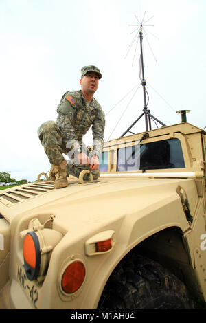 Spc. Kevin Pereyda, ein Signal support systems Specialist und radio Weiterverbreitung Operator aus dem dritten Bataillon, 140 Aviation Regiment, sichert eine Harris Antenne oben auf ein Humvee wie ein Sturm während der jährlichen wilde Land löschübungen zwischen der Kalifornischen Nationalgarde und CALFIRE in Sutter Creek, Kalifornien, April 8, 2017 Ansätze. Die jährlichen Wassereimer und Flugbetrieb Ausbildung bescheinigt Flieger und andere Mitarbeiter, die in den eigentlichen wildfire Operationen später im Jahr zu beteiligen. (Air National Guard Foto von Airman 1st Class Crystal Housman) Stockfoto