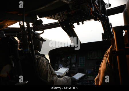 Oklahoma Army National Guard Chief Warrant Officer zwei Scott Smith und Bryan Bartucci vom 1-140 th Aviation Battalion (Air Assault), Los Alamitos, fliegen die UH-60 Black Hawk, 12.08.29, 2013, von der Mather Flugbetrieb der dip-Website im Cherry Lake Dam gerade westlich von Yosemite National Park zu 16 verschiedenen Eimer fallen Seiten fünf Minuten entfernt. Die Piloten bewegen sich in der Cal Brand Manager geleitet, Feuer Kapitän John Zuniga, die Flecken US Forest Service Feuerwehrleute auf dem Boden und Signale SPC. Michael Beatty, der Mannschaft Leiter der Eimer Wasser in der Nähe von Bereichen, in denen die zu fallen Stockfoto