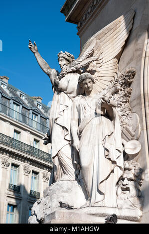 Seitliche Sicht auf die Skulptur auf der Fassade des Palais Garnier Oper in Paris. Stockfoto