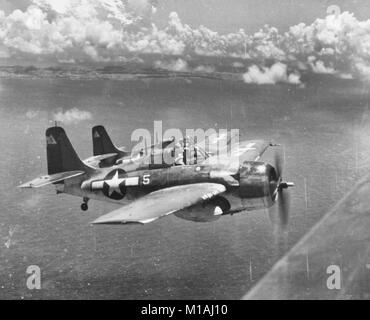 General Motors FM-2 'Wildcat' Kämpfer - General Motors FM-2 Wildcat Kämpfer von USS White Plains (CVE-66), ein Escort Mission, wahrscheinlich während der Luftangriffe auf japanische Einrichtungen auf Rota Island, Marianen, 24. Juni 1944 fliegen. Stockfoto