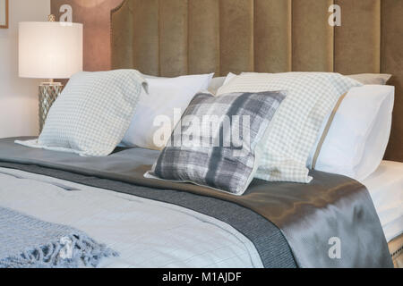 Luxus dekorativen Stil Schlafzimmer mit Karomuster Kissen auf dem Bett Stockfoto
