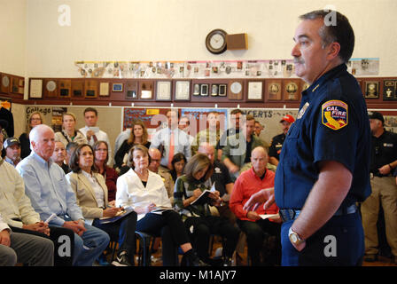 CAL Fire Chief Scott Upton diskutiert die Brandbekämpfung in Nord Kalifornien in einem Briefing zu reg. Jerry Brown, First Lady Anne Gust Brown, US-Senatoren Diane Feinstein und Kamala Harris, Generalmajor David S. des Cal-Guard Baldwin, CAL Brand Director Chief Ken Pimlott, Kalifornien Büro von Notrufdiensten Direktor Mark Ghilarducci, und Sonoma County und die Stadt Santa Rosa Führer am Okt. 14, 2017 in Santa Rosa (Army National Guard Fotos vom Kapitän wird Martin/Freigegeben). Stockfoto