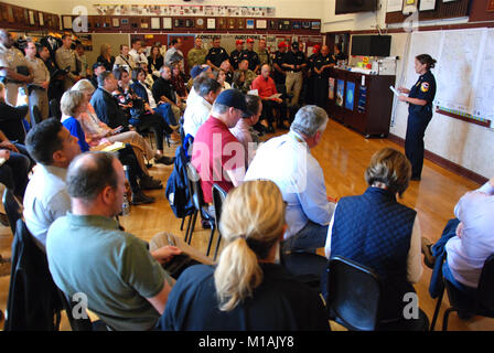 CAL FIRE Personal diskutieren die Brandbekämpfung in Nord Kalifornien in einem Briefing zu reg. Jerry Brown, First Lady Anne Gust Brown, US-Senatoren Diane Feinstein und Kamala Harris, Generalmajor David S. des Cal-Guard Baldwin, CAL Brand Director Chief Ken Pimlott, Kalifornien Büro von Notrufdiensten Direktor Mark Ghilarducci, und Sonoma County und die Stadt Santa Rosa Führer am Okt. 14, 2017 in Santa Rosa (Army National Guard Fotos vom Kapitän wird Martin/Freigegeben). Stockfoto