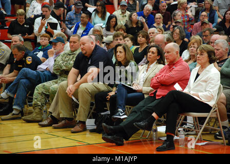 Der Oregon National Guard Adjutant General Generalmajor David S. Baldwin, FEMA Region 9 Direktor Robert Fenton, Kalifornien erste Dame Anne Gust Brown, US-Senator Kamala Harris, reg. Jerry Brown, und US-Senator Diane Feinstein hören während einer Rathaus am verpackten Santa Rosa High School Gymnasiums am Okt. 14, 2017 (Army National Guard Fotos vom Kapitän wird Martin/Freigegeben). Stockfoto