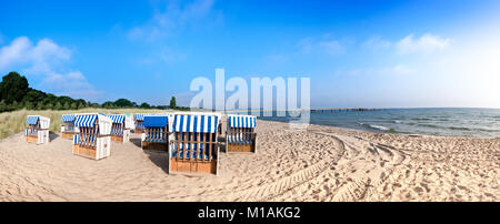 Sandstrand und traditionellen Holzmöbeln liegen auf der Insel Rügen, Norddeutschland, an der Küste der Ostsee Stockfoto