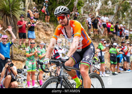 ADELAIDE, AUSTRALIEN - 20. Januar: Peter Sagan Nr. 11 (SVK) von BORA - Hansgrohe (Deutschland) loudy durch die riesige Menge jubelte, als er kletterte Alte Willunga Stockfoto