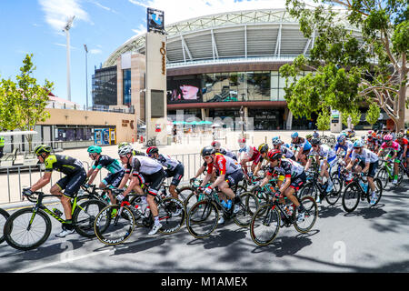 ADELAIDE, Australien - Januar 21: peleton Fahrten Vergangenheit Adelaide Oval duirng Stufe sechs werden Sicher gesehen MAC an der Santos Tour Down Under am 21. Januar, 2. Stockfoto