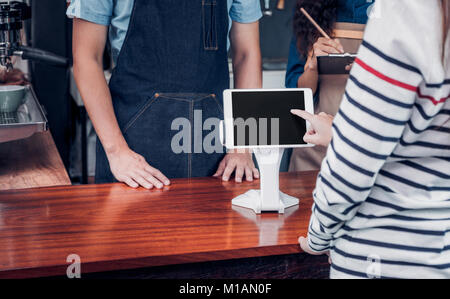 Customer Self Service Bestellung Getränkekarte mit Tablet Bildschirm im Cafe Bar, Verkäufer Coffee Shop akzeptieren Zahlung per Handy. Digital Lifestyle Konzept. Bl Stockfoto