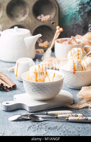 Hausgemachte Bio Vanille-Eis mit Minze Stockfoto