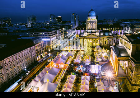 Weihnachtsmarkt (Gendarmenmarkt) in Berlin von oben Stockfoto