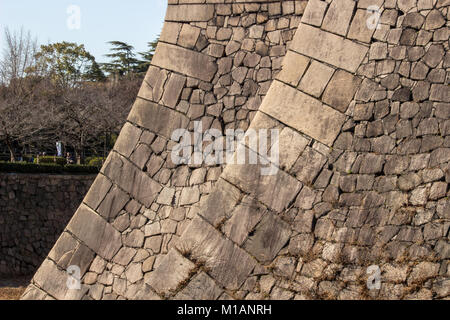 (27. Januar 2018, Osaka, Japan) Felswände und Burggraben der Burg Osaka Stockfoto